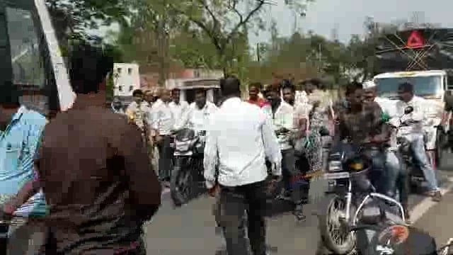 वाहनाला ओव्हरटेक करण्याच्या नादात मोटरसायकलची एसटीला धडक युवक गंभीर जखमी