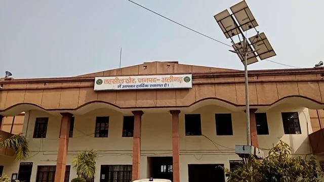 खैर तहसील परिसर में बैठी डगारा,मुहाल मचाई तबाही कई लोग किए घायल