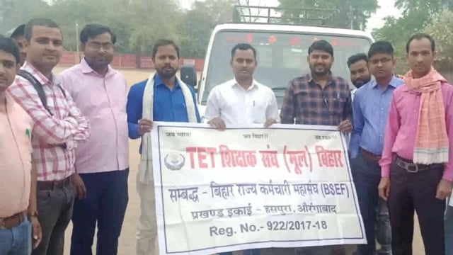 धरना में टेट शिक्षक संघ(मूल) के सौकड़ों शिक्षक हसपुरा से पटना के लिए हुए रवाना