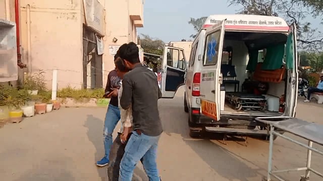 कोतवाली खैर अलीगढ़ पलवल मार्ग पर कांटा के समीप पैदल चल रहे व्यक्ति को अज्ञात वाहन ने घसीटा