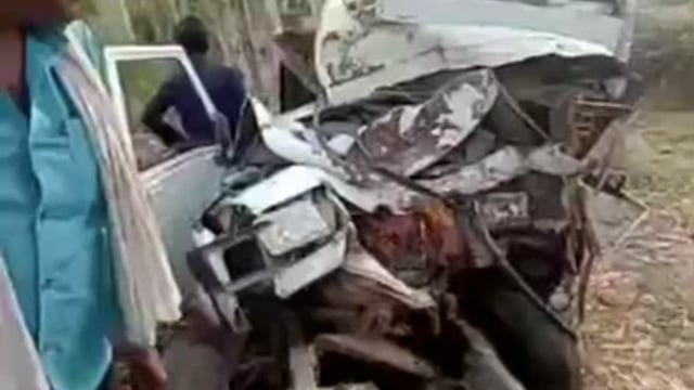 अनियंत्रित पिकप पेड़ से टकराई तीन लोग हुए घायल

