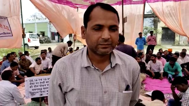 बलरामपुर: विद्युत कर्मियों का विरोध प्रदर्शन जारी सुनिए क्या कुछ कहते हैं विद्युत कर्मी 