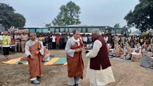 दक्षिण कोरिया से आए बौद्ध भिक्षु का इटवा विधायक माता प्रसाद पांडे ने इटवा तहसील के कोप मे स्वागत किया ।
