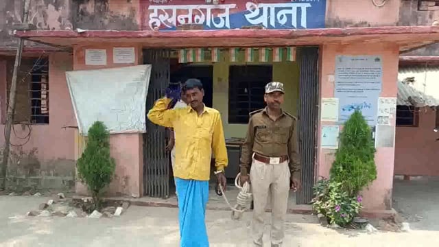 हसनगंज पुलिस ने एक शराब तस्कर को 05 लीटर देसी शराब के साथ शराब तस्कर को किया गिरफ्तार, भेजा जेल