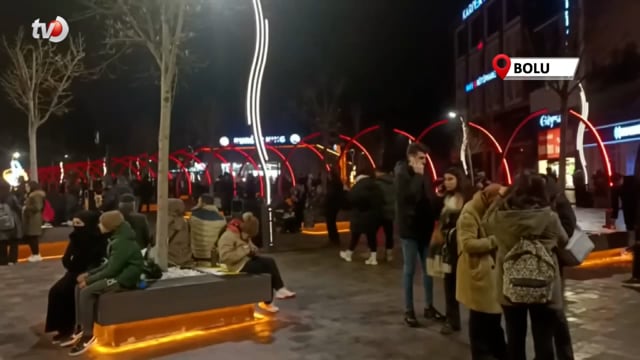 Bolu'da Depremi Yaşayan Vatandaşlar Evlerine Girmeye Korkuyor