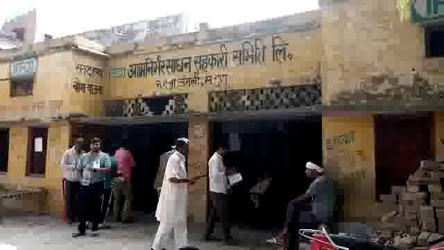 आत्मनिर्भर साधन सहकारी समिति नगला जंगली सोनई पर शांतिपूर्ण तरीके से चल रहा है संचालक पद हेतु मतदान