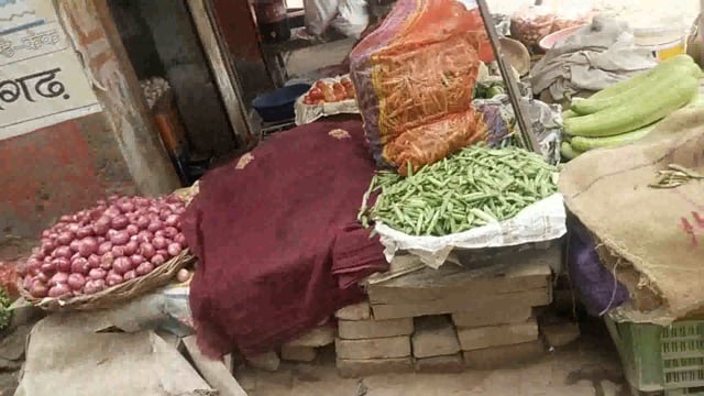 बिहार बाजार में सफाई कर्मी रहे नदारद दुकानदार ने खुद सफाई का उठाया वीणा बना चर्चा का विषय,