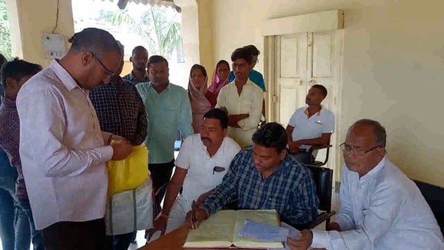 सूरजगढ़ा- जमीनी विवाद को लेकर लगा जनता दरबार जिसमें 2 मामले आए और दोनों मामलों का निष्पादन कर दिया गया 