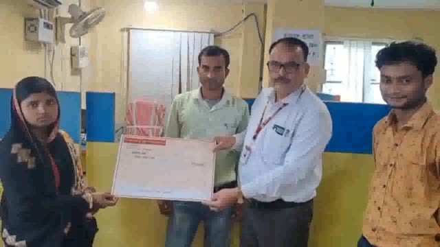 दक्षिण बिहार ग्रामीण बैंक के डीएसओ ने बीमा योजना के लाभार्थी को सौंपा 2 लाख का चेक