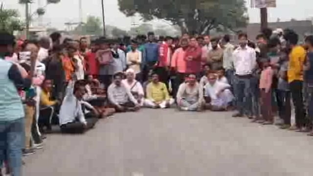 पथरा में पिछले 96 घंटे से अधिक समय हो जाने पर भी बिजली आपूर्ति बाधित होने से ग्रामीणों में आक्रोश सड़क को किया जाम।