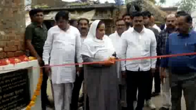 11 लाख कि लागत से बने भारत भारी में 150 मीटर CC रोड का डुमरियागंज विधायक सैय्यदा खातून ने किया लोकार्पण ।