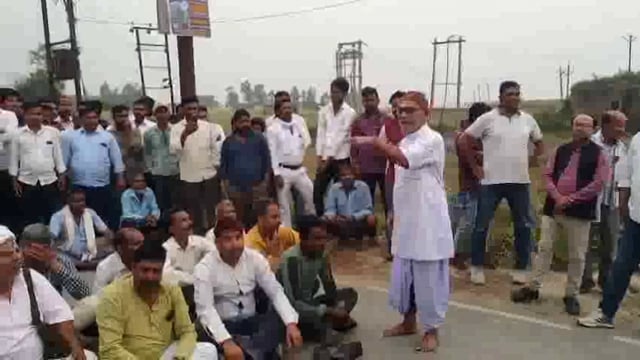 बिजली आपूर्ति बाधित होने पर पथरा में ग्रामीणों का फूटा गुस्सा कहा चुनाव आते ही नेता बन जाते हैं मसीहा