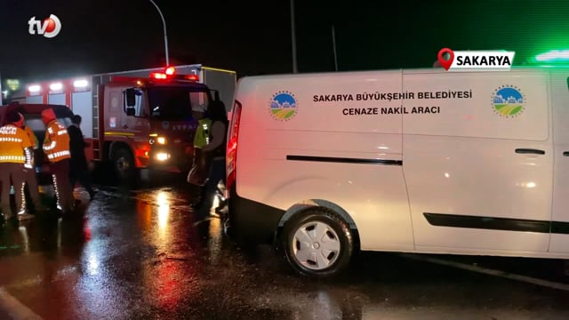 Minibüs, Deprem Bölgesine Konteyner Götüren Tıra Ok Gibi Saplandı 1 Ölü, 2 Yaralı