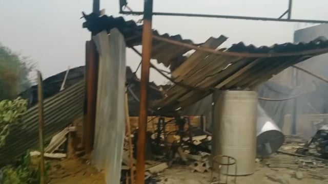 देर रात शोहरतगढ़ तहसील गेट के सामने फर्नीचर और प्लास्टिक कि दुकान में लगी आग लाखों का सामान जलकर राख