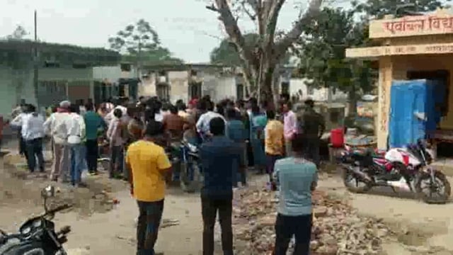 ग्रामीणों का टूटा सब्र, आक्रोशित ग्रामीणों ने ३३/११ उपकेंद्र बिहार का किया घेराव, विद्युत कर्मी गायब
आंदोलन को बाध्य 