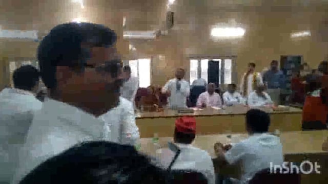 मथुरा जिला पंचायत की बोर्ड बैठक में विकास से जुड़े अधिकारियों के न पहुंचने पर जिला पंचायत सदस्यों ने काटा जमकर हंगामा