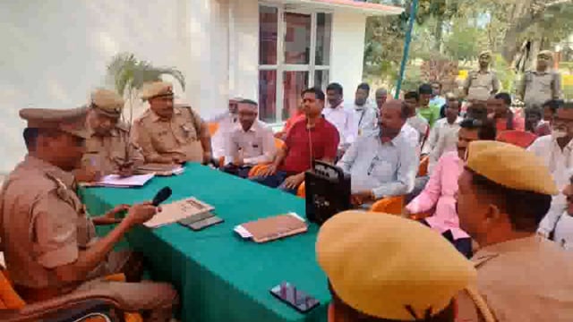 थाना त्रिलोकपुर पुलिस द्वारा आगामी त्यौहार चैत्र नवरात्रि/रामनवमी/रमजान के दृष्टिगत पीस कमेटी कि की गई बैठक