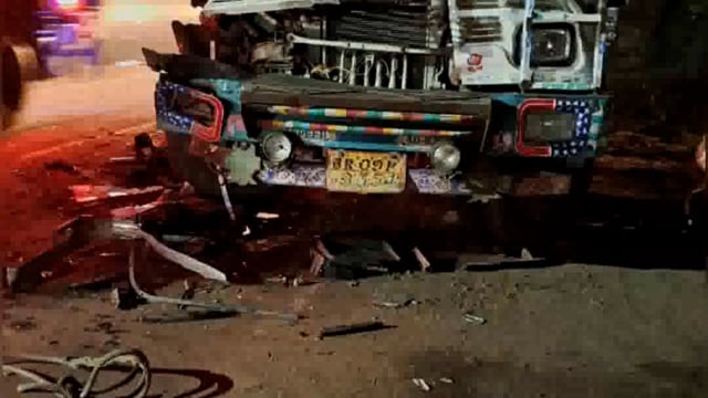 दो ट्रक की आमने-सामने की टक्कर में दोनों ट्रक के चालक हुए घायल