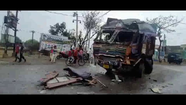 इंग्लिश मोड चौक के समीप दो ट्रकों की आमने-सामने की हुई टक्कर एक ट्रक चालक गंभीर रूप से हुआ जख्मी 
