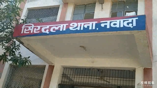 पुलिस ने परना डाबर से कारीगिरी जाने वाली रोड से 20 लीटर महुआ शराब के साथ एक मोटरसाइकिल को किया जप्त कारोबारी फरार