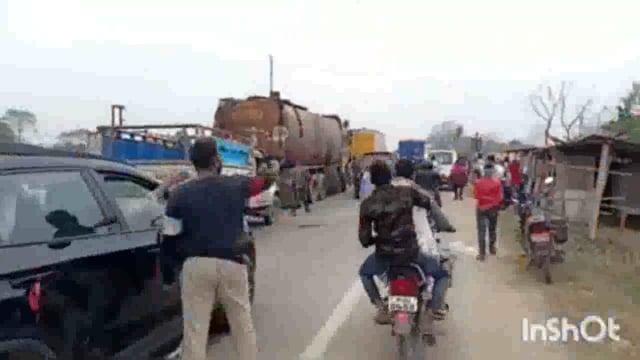 सुगौली रक्सौल उच्च पथ में जनता चौक पर यूटूबर पत्रकार मनीष कश्यप के समर्थन में उतरे युवा,मनीष को अविलंब छोड़ने की मांग की।