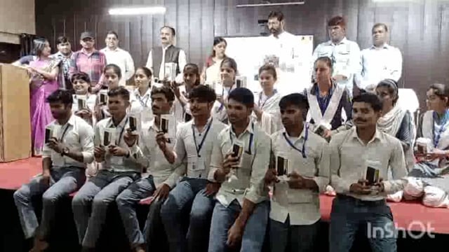 तकनीकी शिक्षा को बढ़ावा देने के लिए यूपी सरकार ने राजकीय महाविद्यालय के छात्र-छात्राओं को बांटे स्मार्टफोन