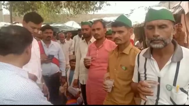 अलोना गांव के ग्राम प्रधान तथा किसानों ने तहसीलदार एव खंड विकास अधिकारी के आश्वासन में धरना समाप्त किया