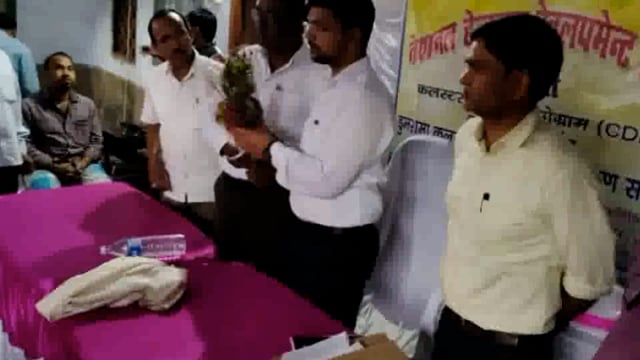 जिला पदाधिकारी अंशुल कुमार ने डुमरामा कलस्टर में लाभुकों के बीच पीटलूम का किया वितरण