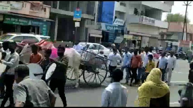 आटपाडी मध्ये शेतकऱ्यांना दरमहा पेन्शन द्या या मागणीसाठी आंदोलन