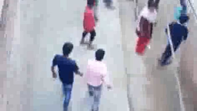 बच्चों का झगड़ा पहुंचा बड़ों तक, एक समुदाय विशेष के लोग एकत्र होकर घेरा घर की मारपीट, गाँव से भाग जाने की दी धमकी