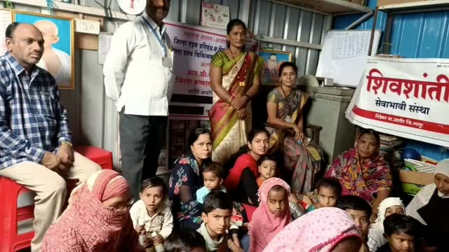 निडेबन अंगणवाडी क्रमांक 1 येथे आरोग्य शिबीरा अंतर्गत महिलांची विविध रक्त तपासणी