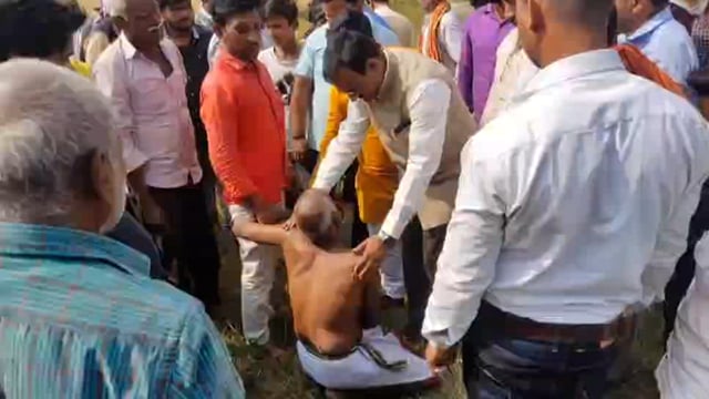 महादेव घुरहू निवासी युवक कि सड़क हादसे में मौत पूर्व बेसिक शिक्षा मंत्री डॉ सतीश द्विवेदी ने पीड़ित परिवार से की मुलाकात