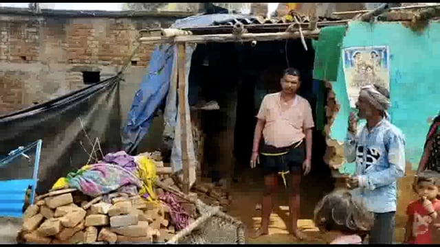 पवई गांव में अनियंत्रित होकर ट्रैक्टर घर में घुसा बाल बाल बचे गृह स्वामी