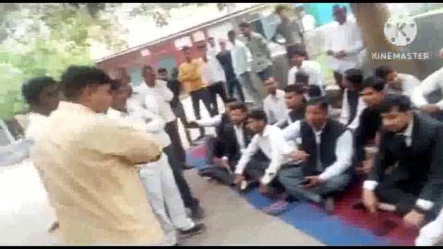 घरों के सामने नाली बनाने को खोद दिए गड्ढे, पर नहीं बनी नाली
