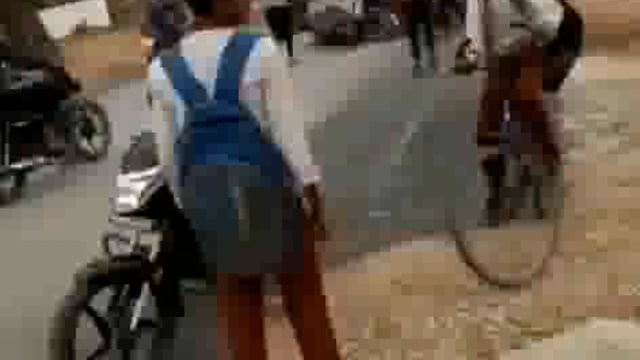 छात्रों ने दिखाई सरेराह दबंगई, एक छात्र को लात घूंसा डंडा से जमकर पीटा