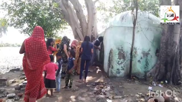 पथवारी मंदिर को जाने वाले रास्ते पर पड़ी गंदगी से भक्तों की आस्था को पहुंच रही ठेस, प्रधान द्वारा नहीं कराई गई साफ़ सफाई