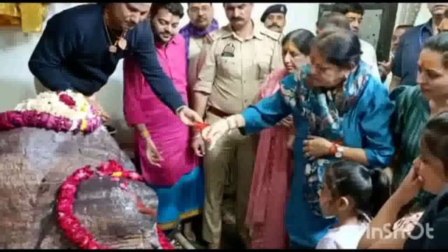 अमित शाह क़ी पत्नी पहुंची गोवर्धन परिवारिजनों सहित गिर्राज महाराज क़ी पूजा अर्चना क़र मांगी मनोती  