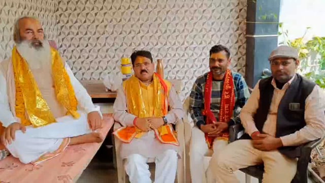 पूर्व सांसद रघुराज सिंह शाक्य ने किए गिर्राज जी के दर्शन 