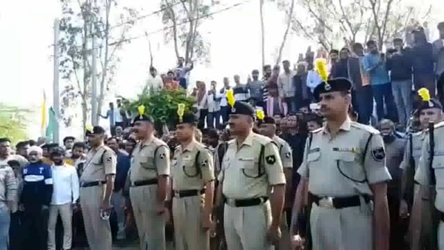 शहीद को नम आंखों से दी गयी मुखाग्नि