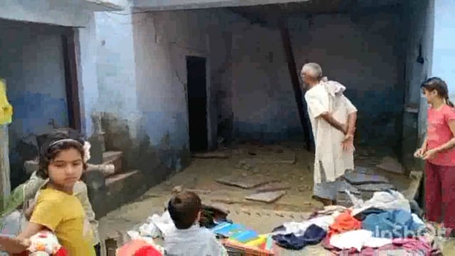 बिन मौसम बारिश से गिरी मकान की छत सरकार से लगाई मदद की गुहार