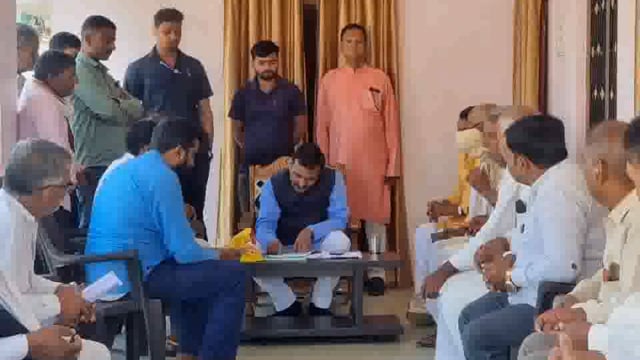 पूर्व बेसिक शिक्षा मंत्री डॉ सतीश द्विवेदी ने शनिचरा स्थित अपने आवास पर क्षेत्र की आई जनता की सुनी समस्या
