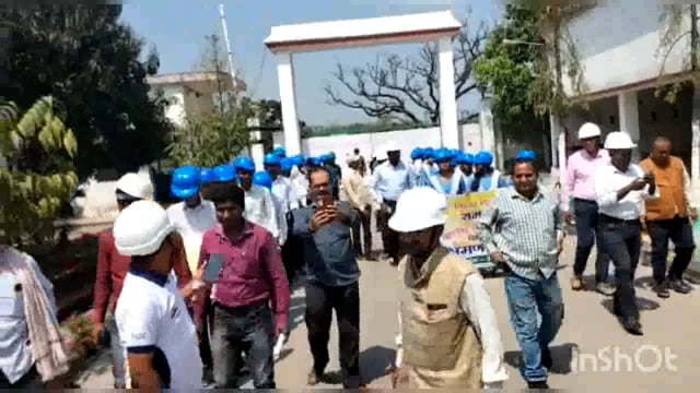 सुगौली के स्कूली छात्रों ने बिहार दिवस के अवसर पर चीनी मील का किया भ्रमण।