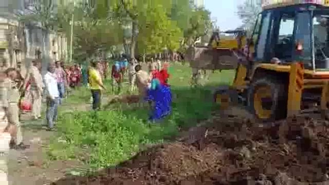 बलदेव के पटलोनी में अवैध कब्जा हटाने गई पुलिस टीम पर हुआ पथराव:वीडियो वायरल