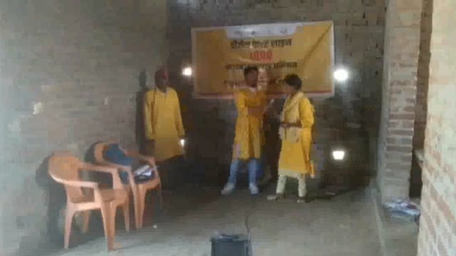 लखनऊ से आई 1090 की टीम ने कृष्णा पब्लिक स्कूल में छात्राओं को नुक्कड़ नाटक के माध्यम से सोहदों व मनचलों से निपटने के तरी