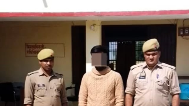 थाना कठेला समय माता पुलिस द्वारा बलात्कार के आरोपी वांछित अभियुक्त को मुहचोरवा पुल के पास बंधे से किया गिरफ्तार भेज न्या