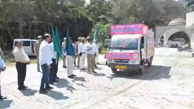 बेटी बचाओ बेटी पढ़ाओ प्रचार वाहन को कलेक्ट्रेट परिसर से लोगों को जागरूक करने के लिए DM ने हरी झंडी दिखाकर किया रवाना