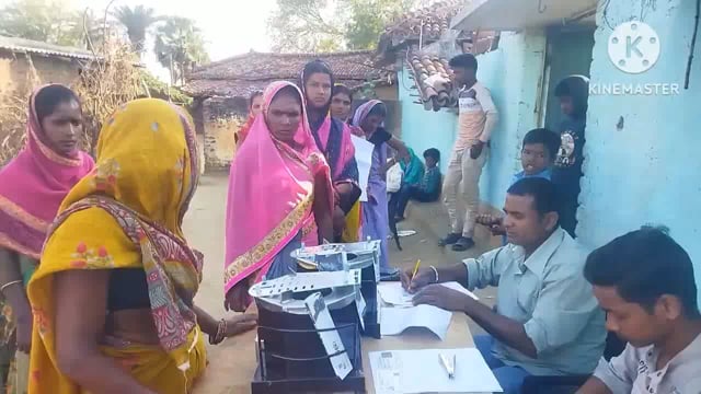 ग्राम पंचायत भितीया के वार्ड संख्या 2 में वार्ड सदस्या सविता देवी की अध्यक्षता में धुआं रहित चूल्हा का किया गया वितरण