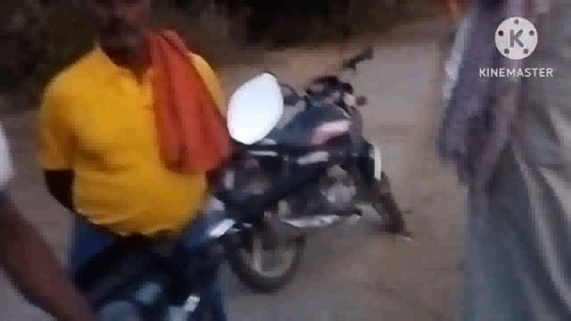 फुल्लीडुमर पंचायत के भुड़कुडिया गांव में आंगनबाड़ी केंद्र भवन निर्माण को लेकर अंचल अमीन द्वारा की गई जमीन की मापी