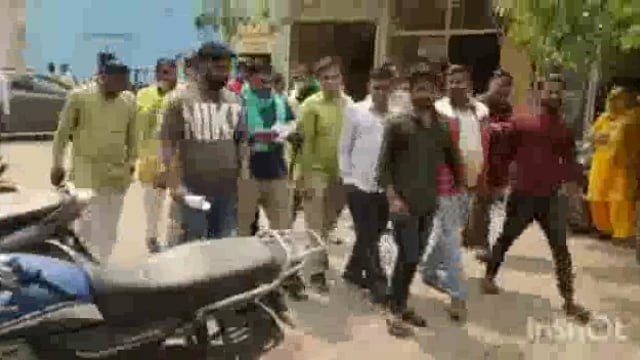 भाकियू लोक शक्ति ने उपजिलाधिकारी मार्ट को दिया ज्ञापन किसानों की समस्याएं व आवारा पशुओं से छुटकारा पाने के लिए