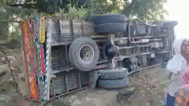 नवाबगंज :आलू लदा डीसीएम पलटा चालक घायल